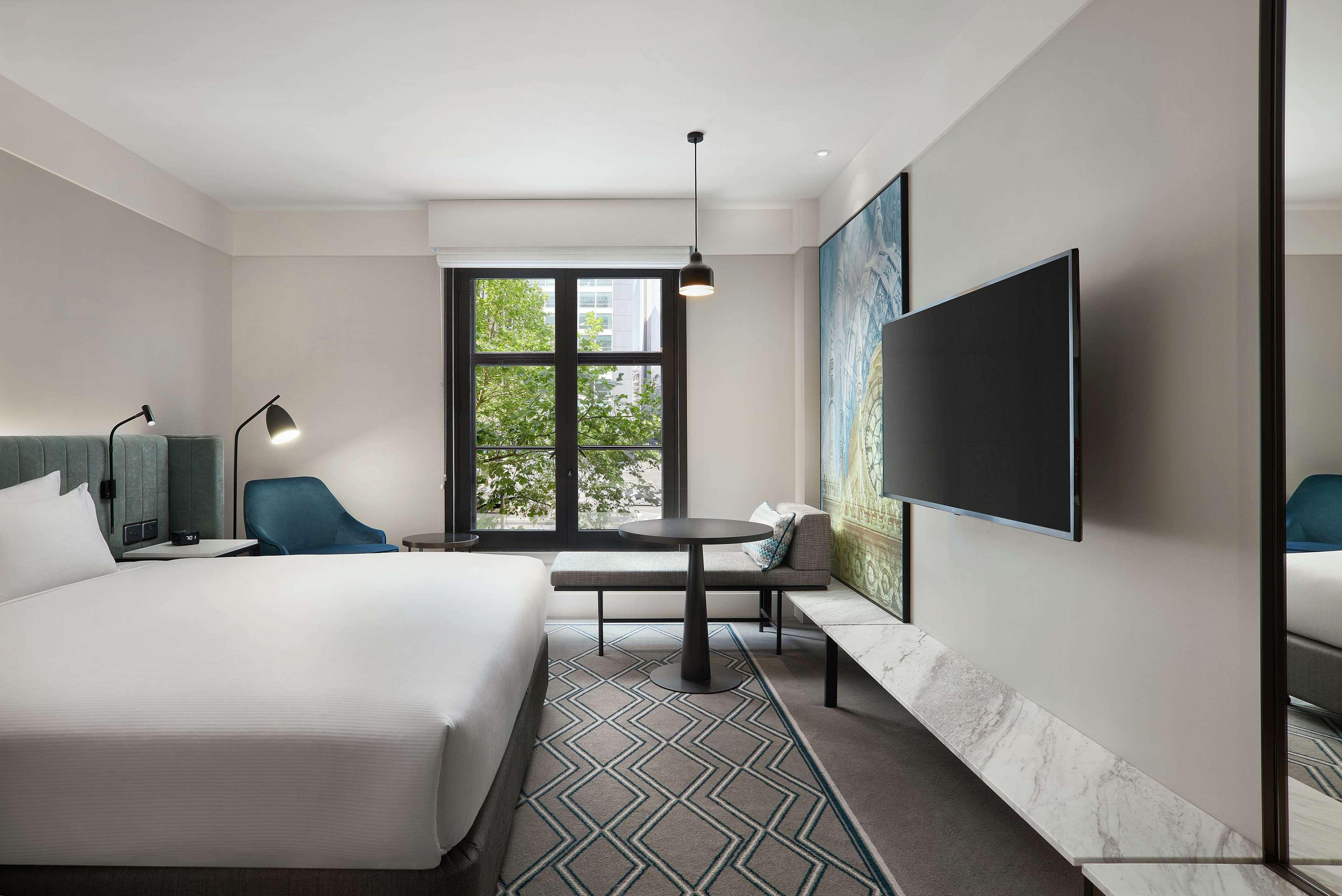 Hilton Melbourne Little Queen Street Buitenkant foto A guest room at the hotel