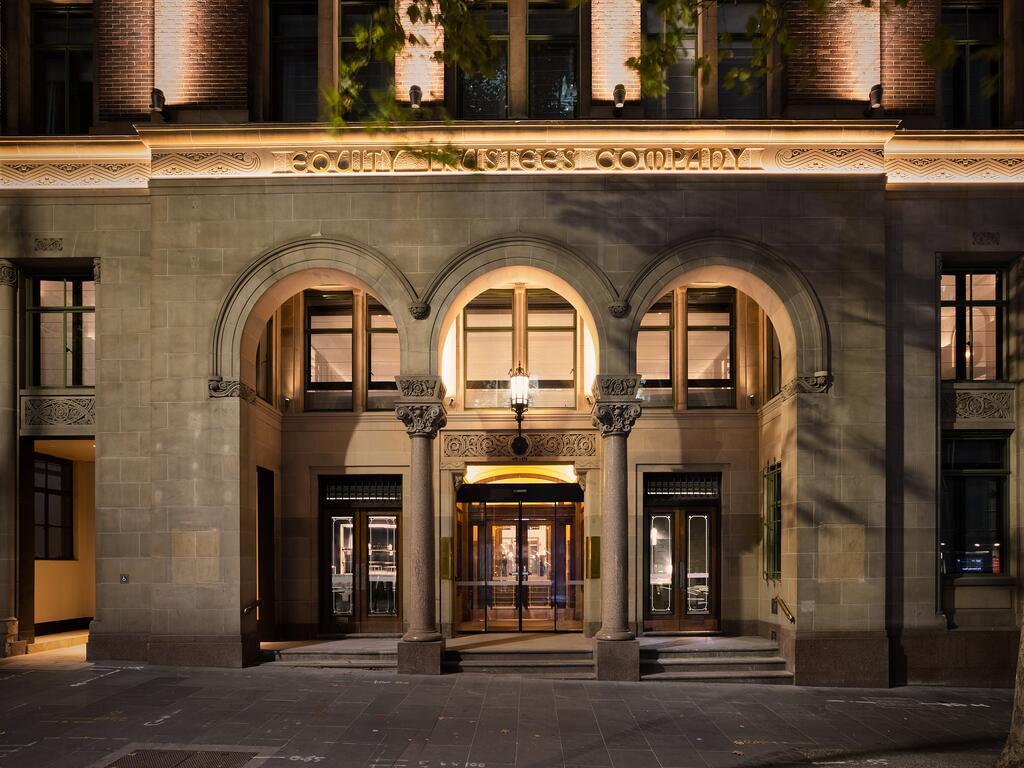 Hilton Melbourne Little Queen Street Buitenkant foto The entrance to the hotel