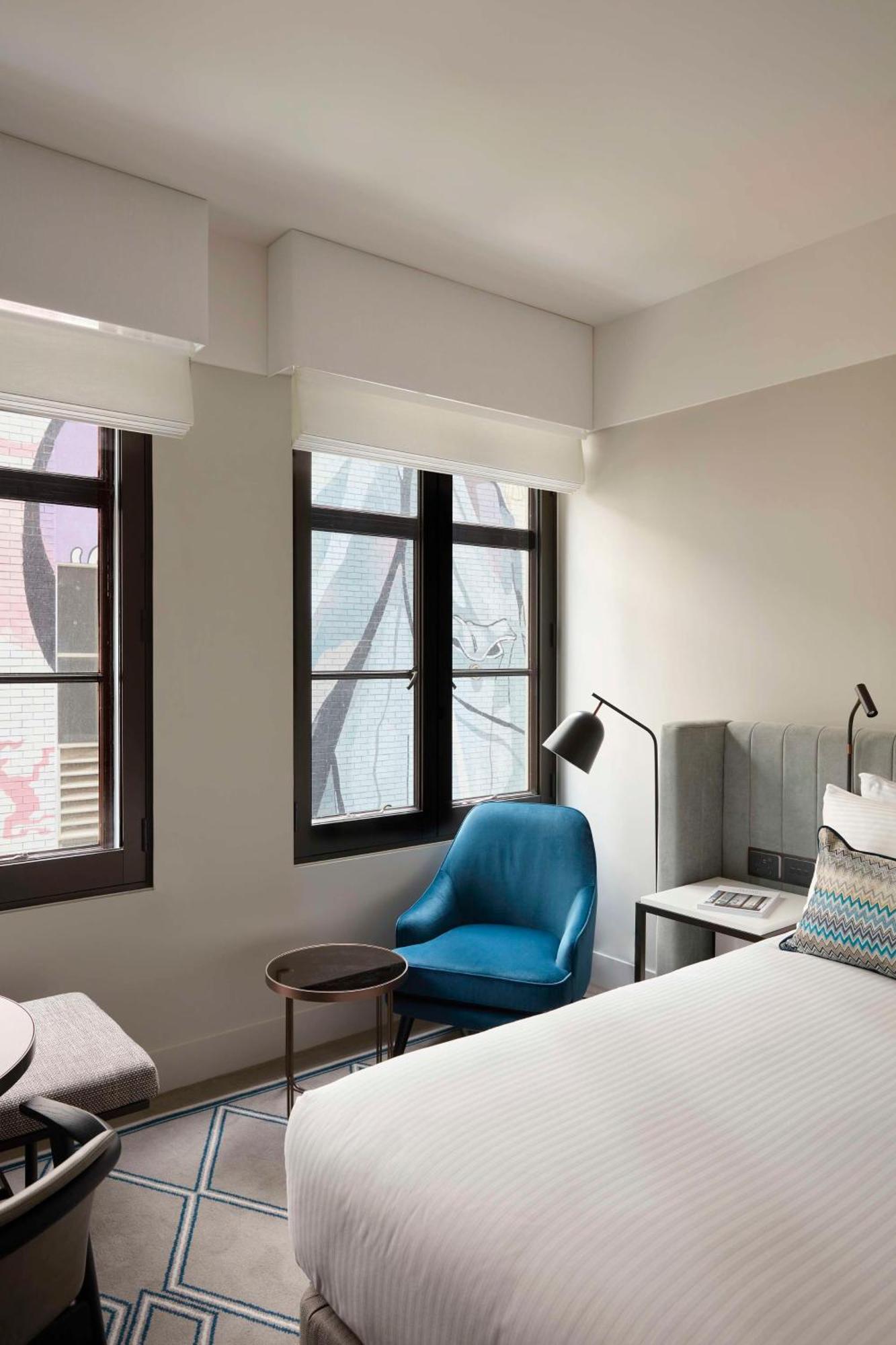 Hilton Melbourne Little Queen Street Buitenkant foto A guest room at the Hotel 57