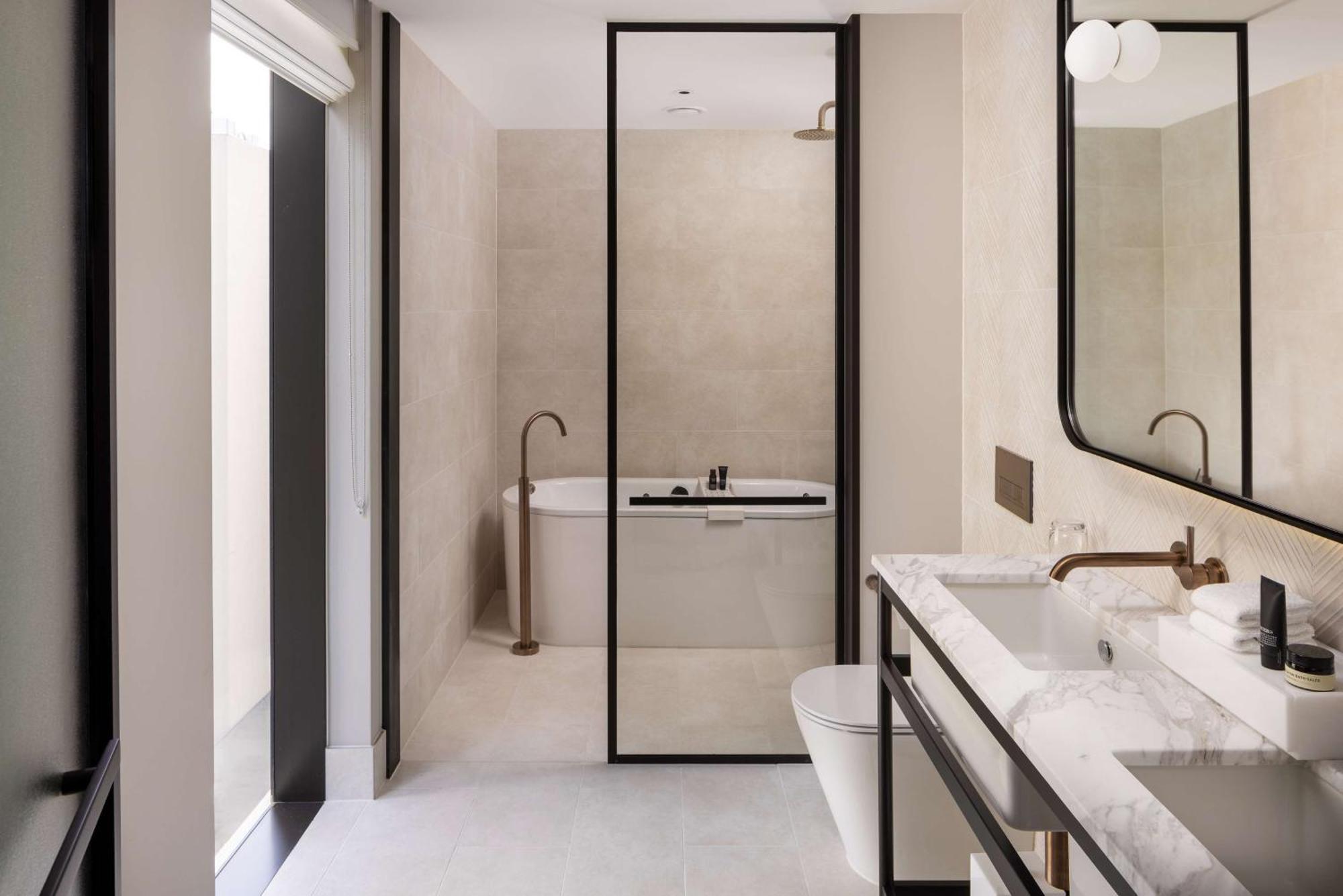 Hilton Melbourne Little Queen Street Buitenkant foto Bathroom