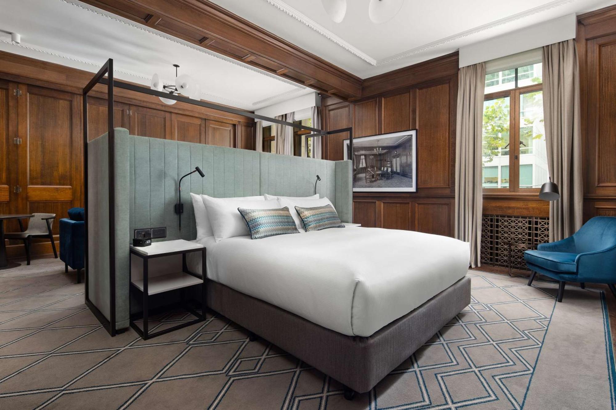 Hilton Melbourne Little Queen Street Buitenkant foto A bedroom at the hotel