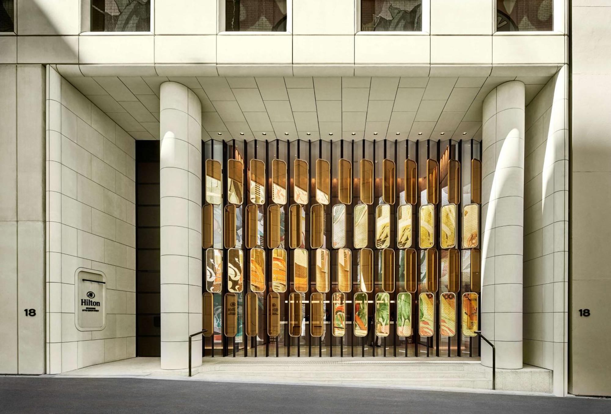 Hilton Melbourne Little Queen Street Buitenkant foto The entrance to the hotel