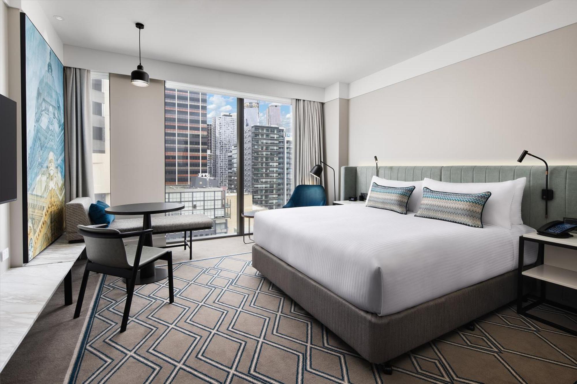 Hilton Melbourne Little Queen Street Buitenkant foto A guest room at the hotel