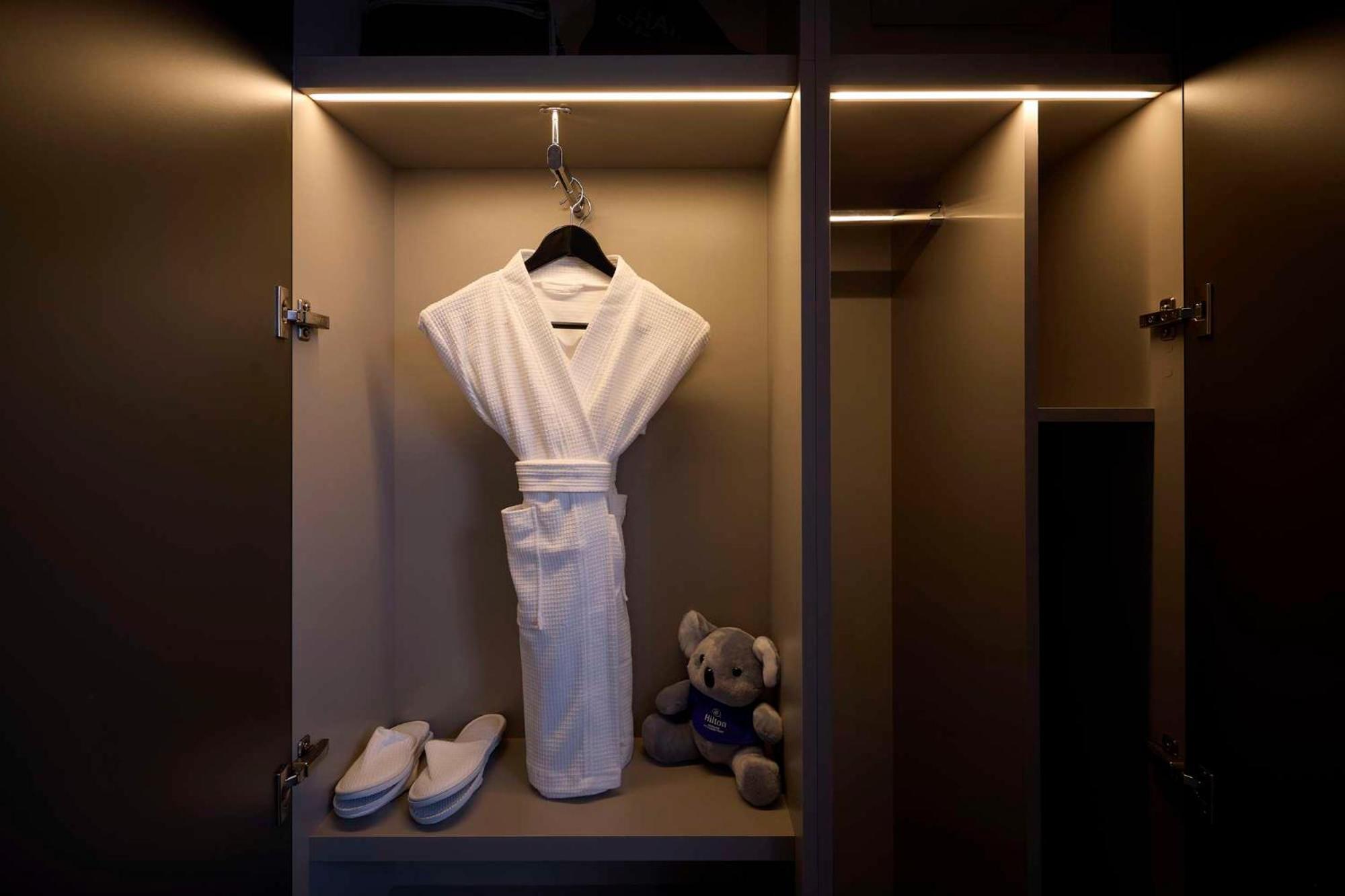 Hilton Melbourne Little Queen Street Buitenkant foto A bathrobe in a hotel room