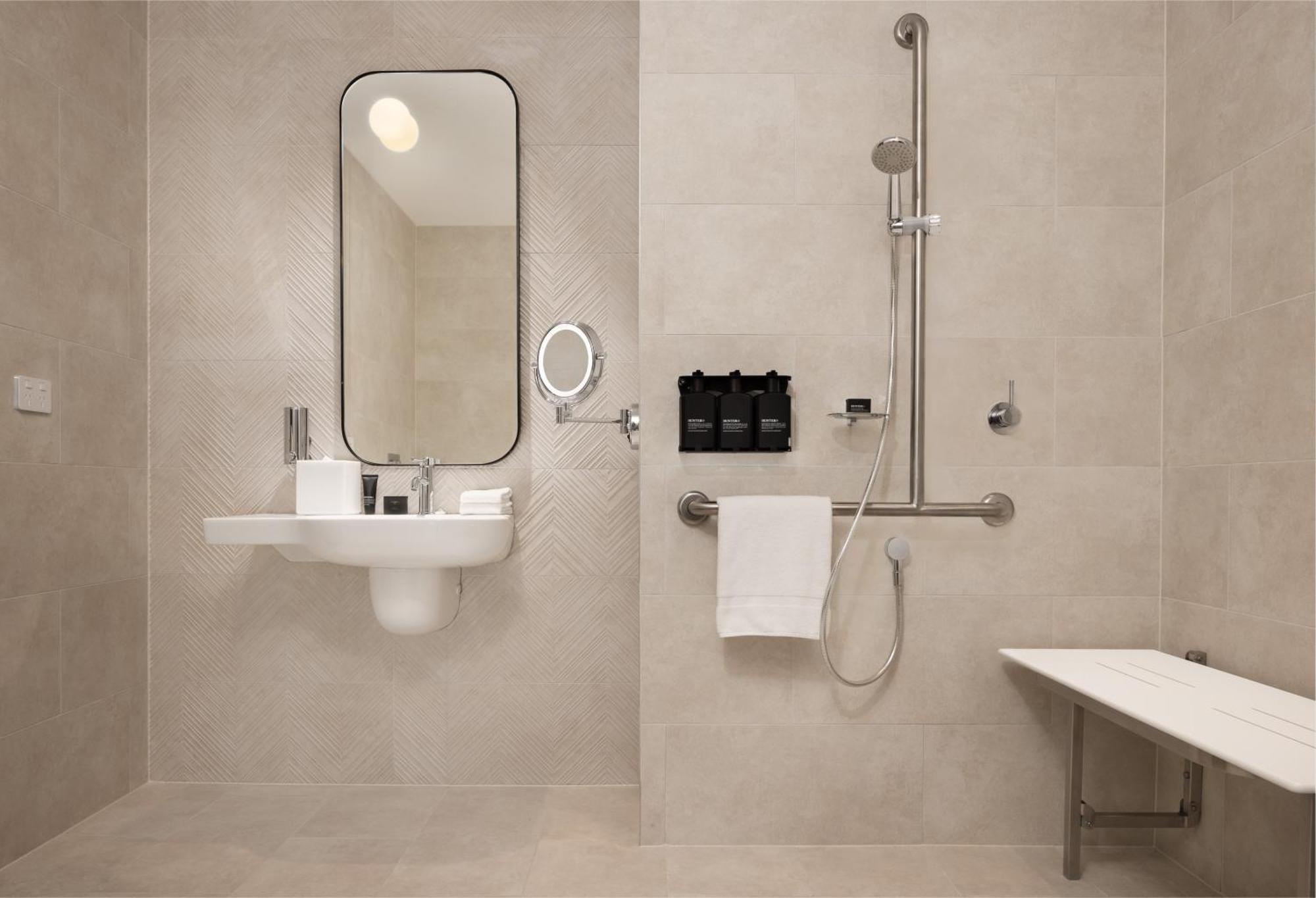 Hilton Melbourne Little Queen Street Buitenkant foto A wet room